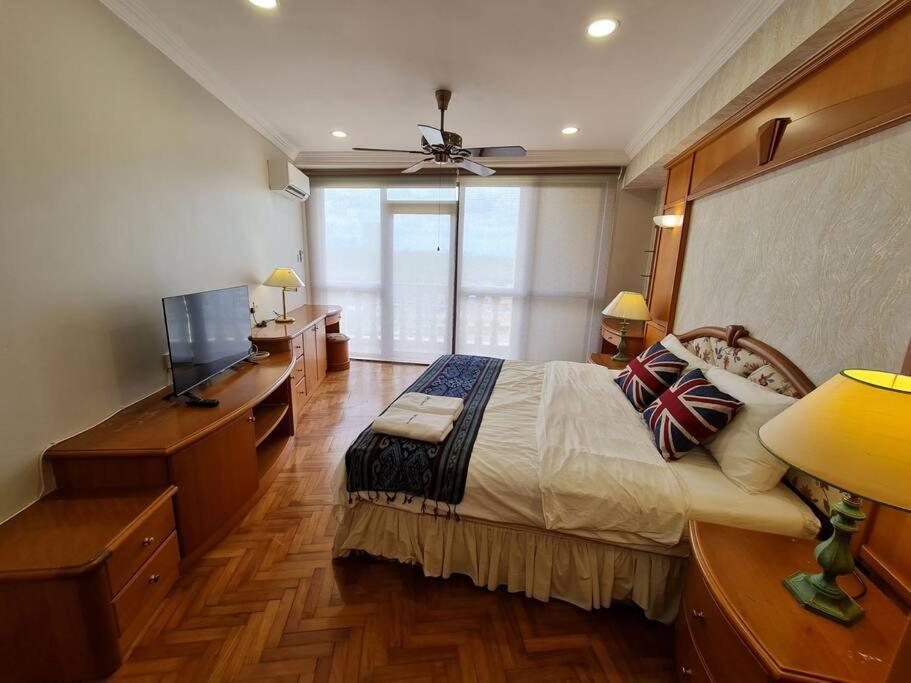 Lovely Waterfront Riverbank Suite With Pool Kuching Buitenkant foto