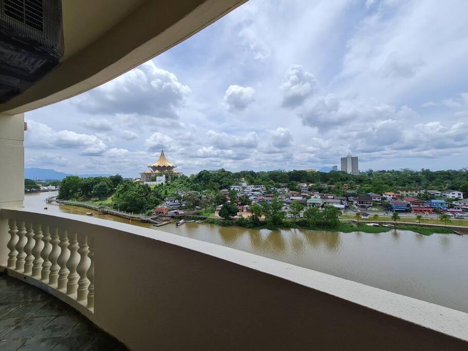 Lovely Waterfront Riverbank Suite With Pool Kuching Buitenkant foto