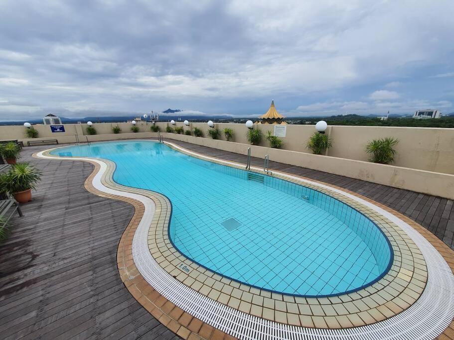 Lovely Waterfront Riverbank Suite With Pool Kuching Buitenkant foto