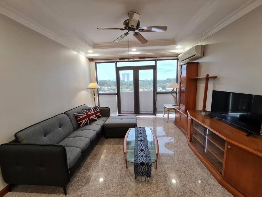 Lovely Waterfront Riverbank Suite With Pool Kuching Buitenkant foto