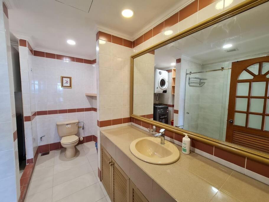 Lovely Waterfront Riverbank Suite With Pool Kuching Buitenkant foto