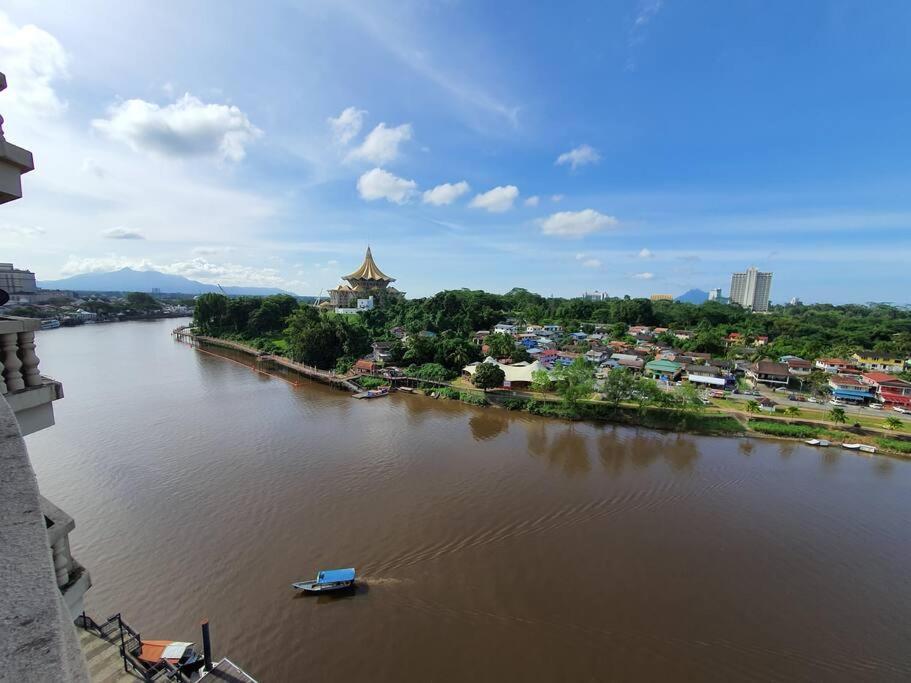 Lovely Waterfront Riverbank Suite With Pool Kuching Buitenkant foto