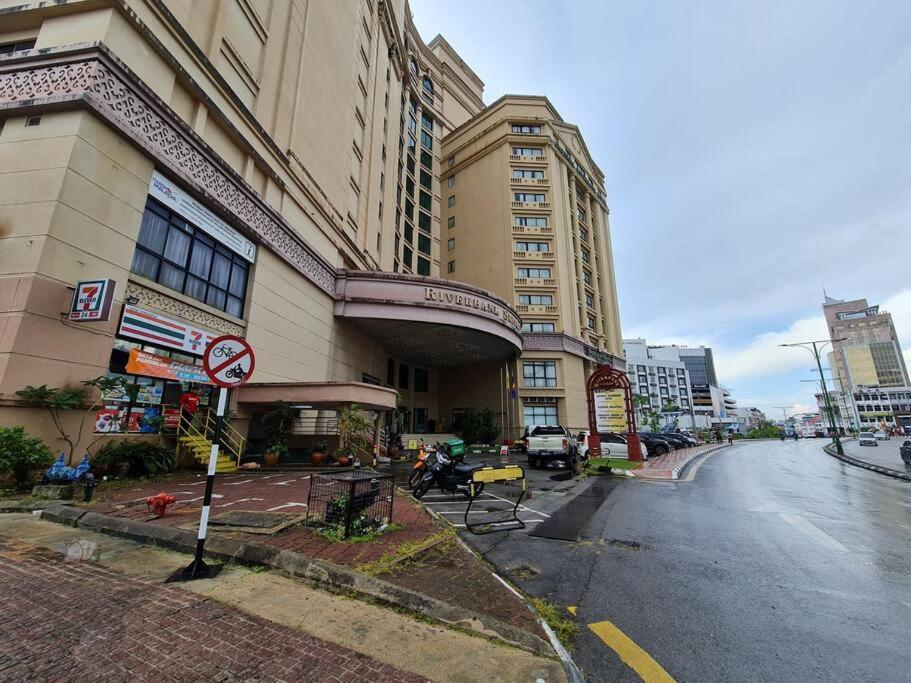 Lovely Waterfront Riverbank Suite With Pool Kuching Buitenkant foto