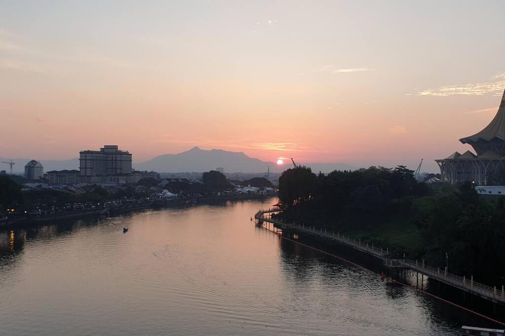 Lovely Waterfront Riverbank Suite With Pool Kuching Buitenkant foto