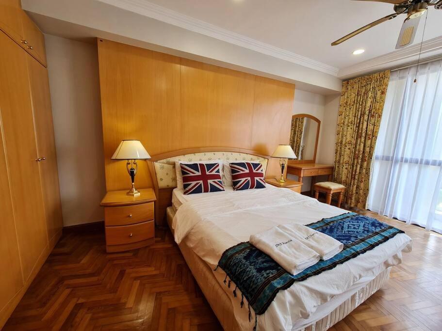 Lovely Waterfront Riverbank Suite With Pool Kuching Buitenkant foto