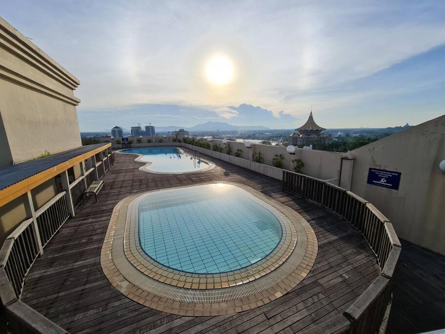 Lovely Waterfront Riverbank Suite With Pool Kuching Buitenkant foto